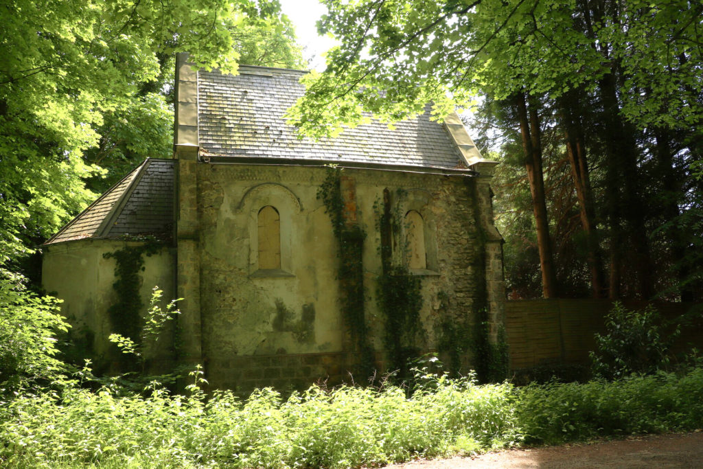La chapelle Ste-Hélène à Saint-Rémy-lès-Chevreuse envahie par la végétation