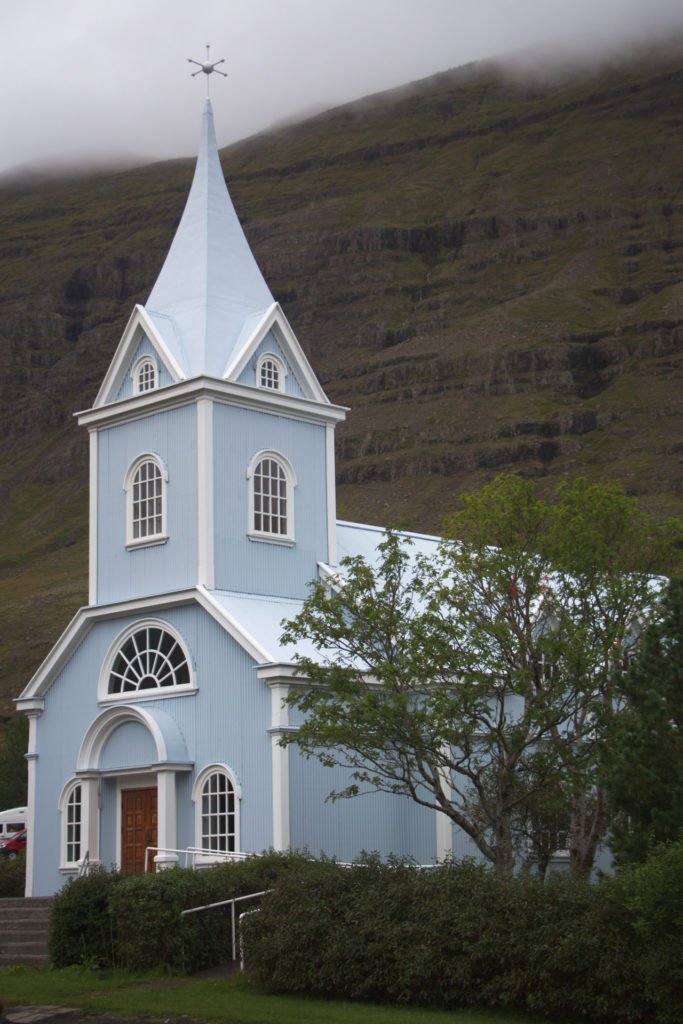 Eglise de Seyðisfjörður dans la région des fjords de l'Est