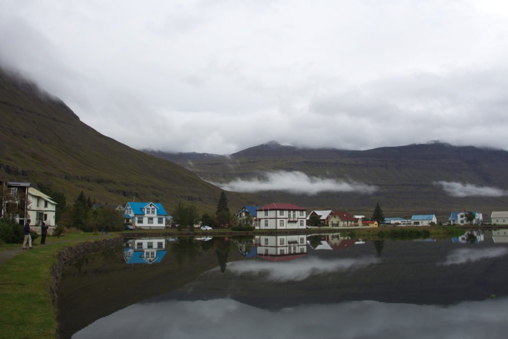 Village de Seyðisfjörður niché dans un des fjords de l'Est