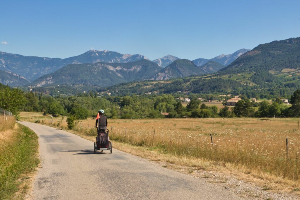 Voyageur à vélo sur une route dans la Drôme
