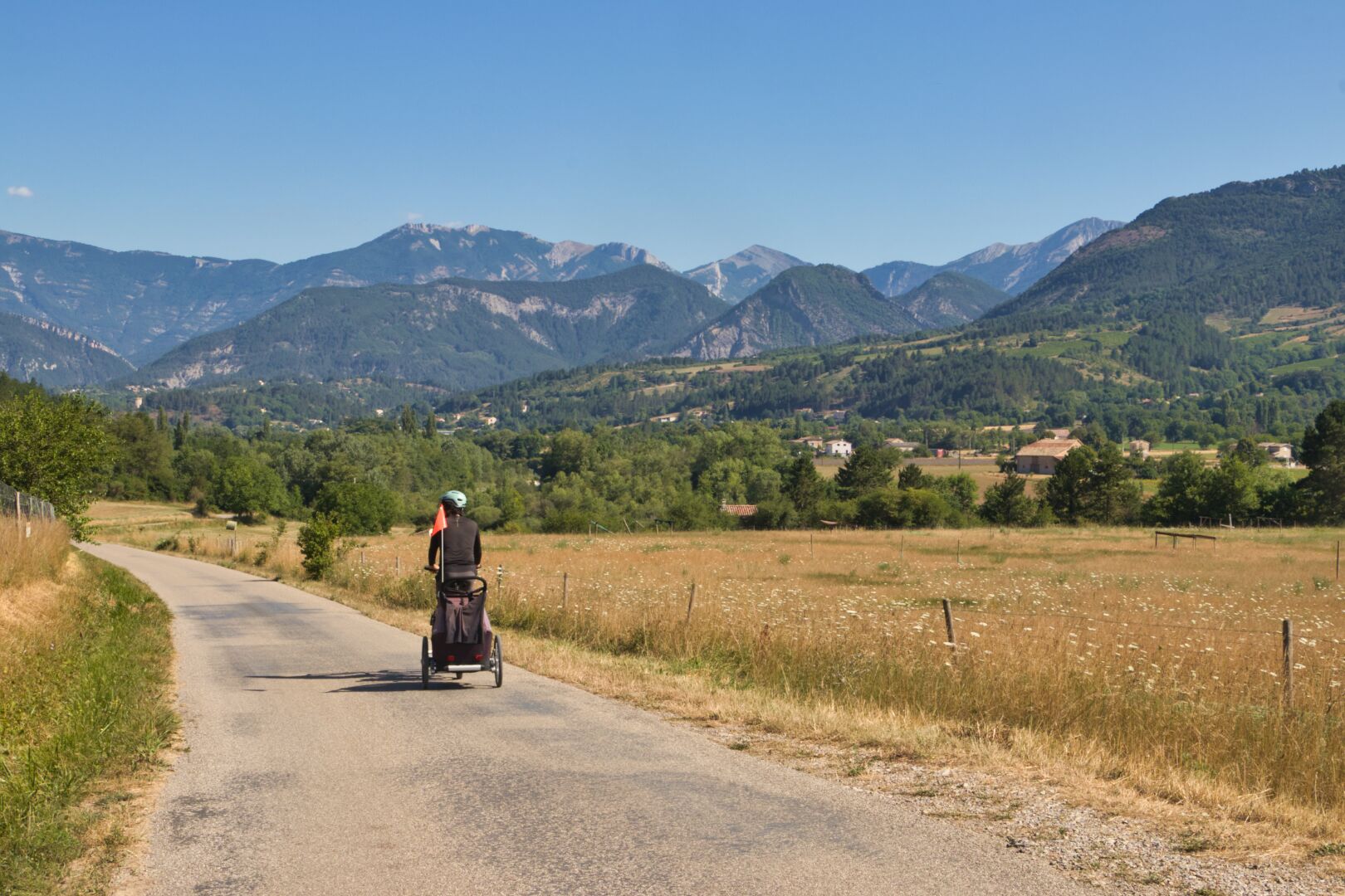 Voyageur à vélo sur une route dans la Drôme