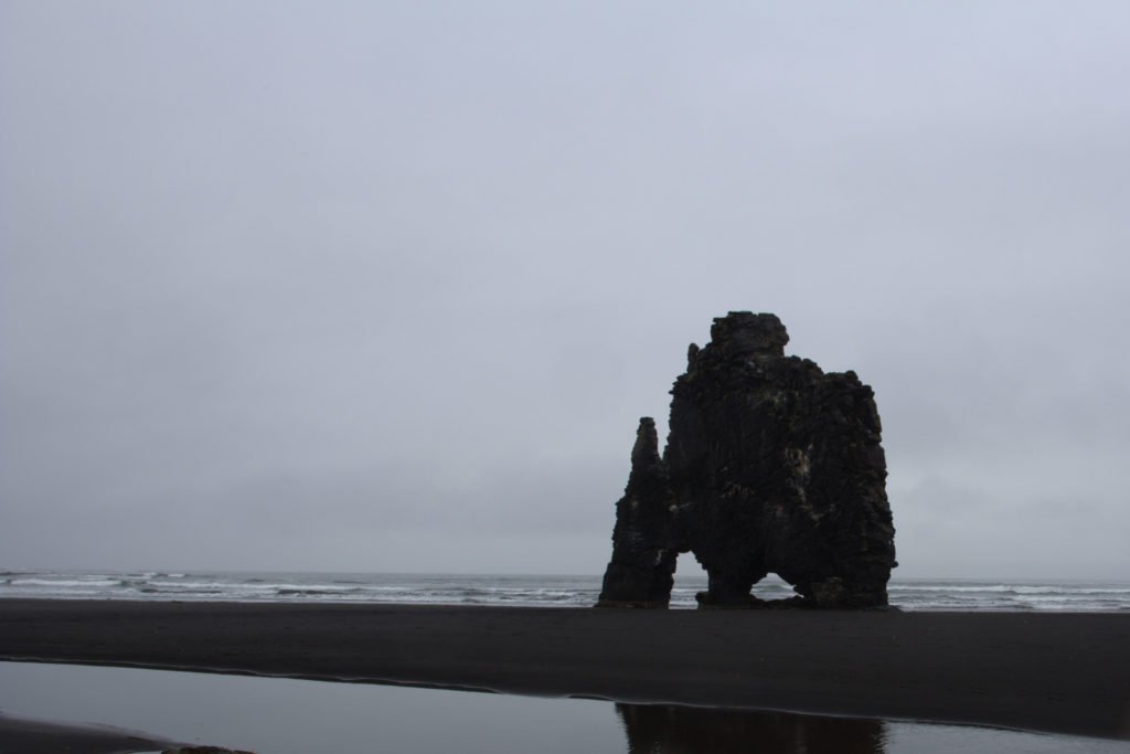 Rocher Hvítserkur sur une plage sur la côte ouest en Islande