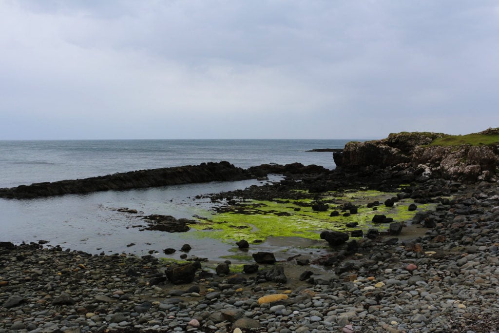 Plage de galets à proximité du Brother's Point sur l'île de Skye