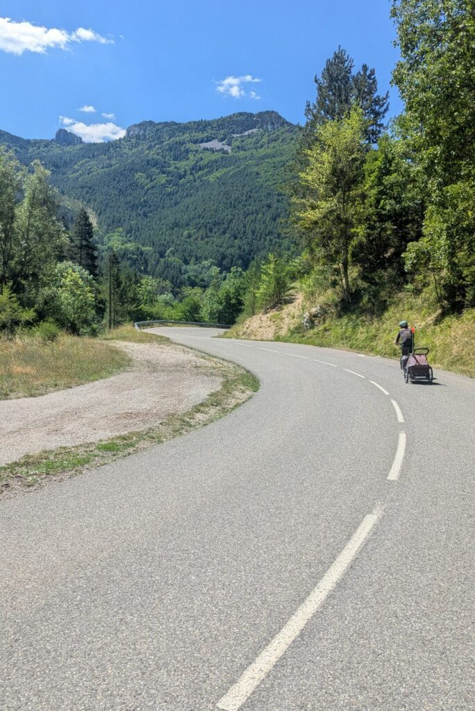 Voyageur à vélo sur une route en Drôme