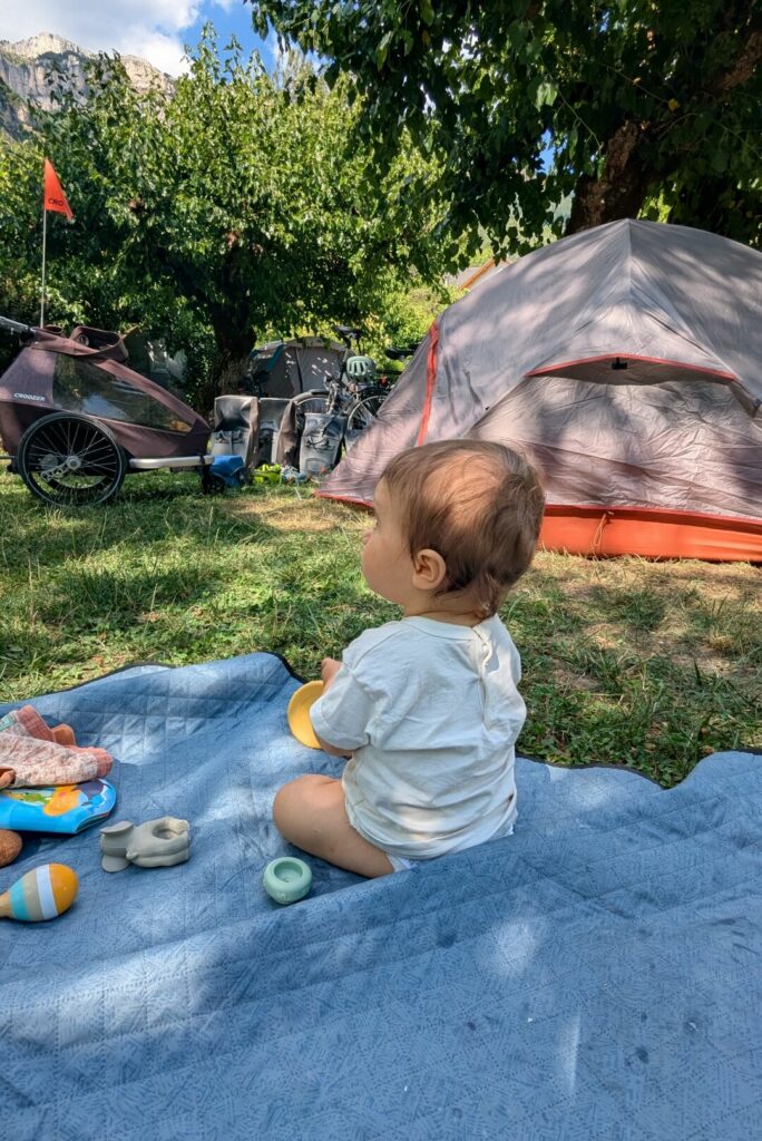 Bébé face à la tente à Châtillon-en-Diois