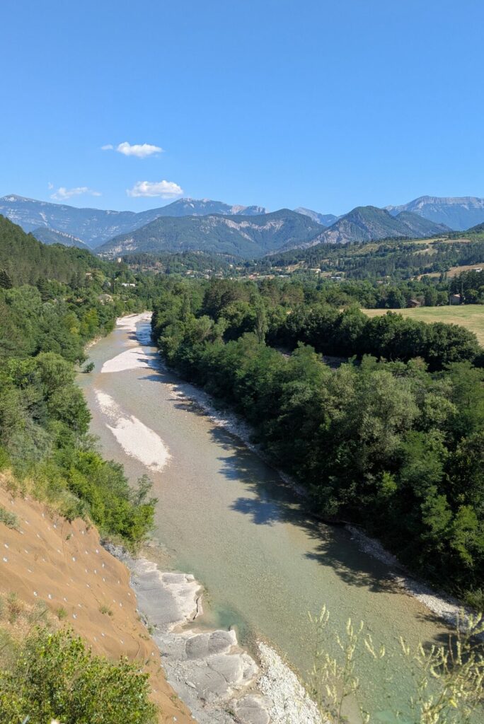 Point de vue sur la Drôme avec les crêtes du Vercors en arrière-plan