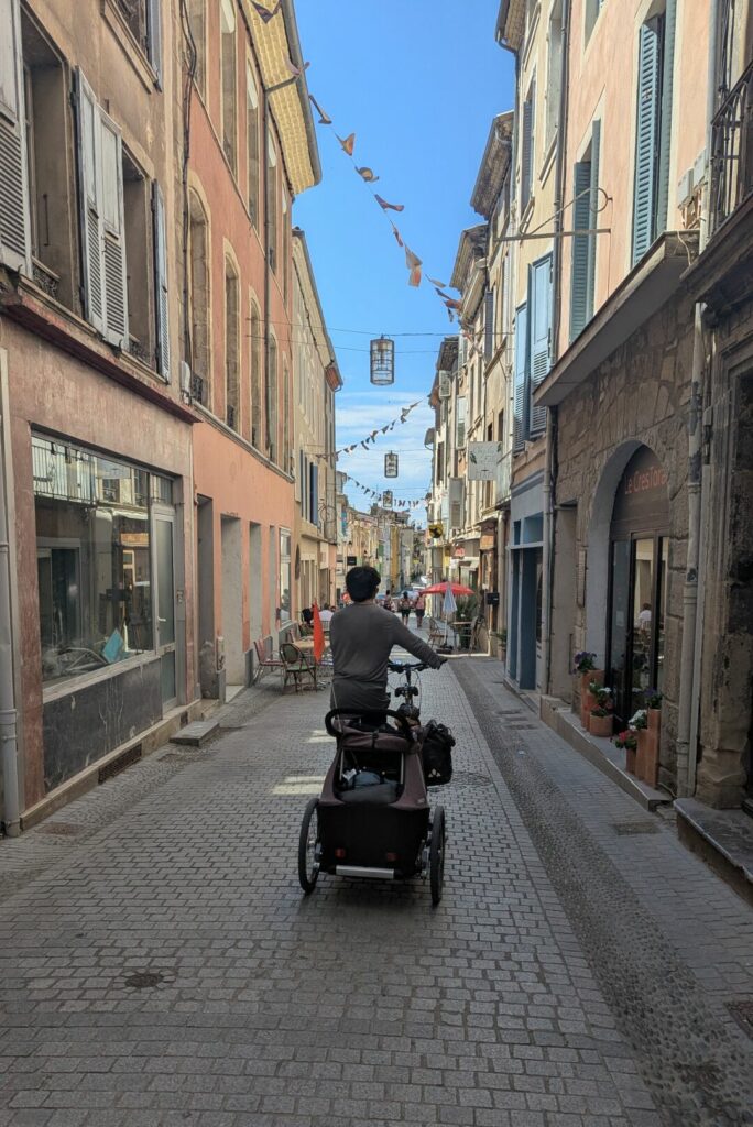 Cycliste dans une rue à Crest