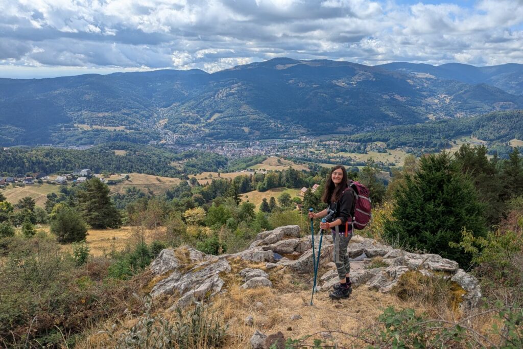 Randonneuse devant panorama sur la vallée de Munster