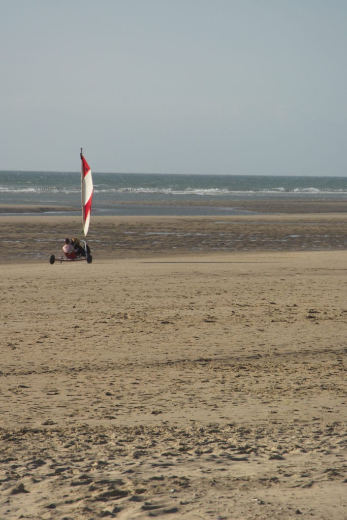 Un char à voile sur la plage de Berck-sur-mer