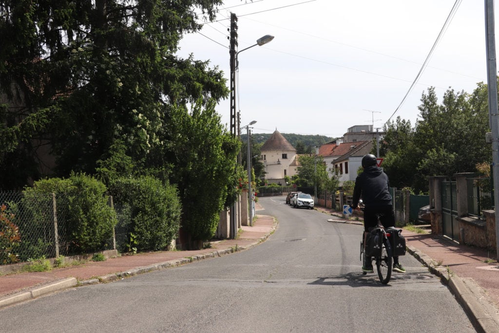 A vélo dans une rue à Bures-sur-Yvette