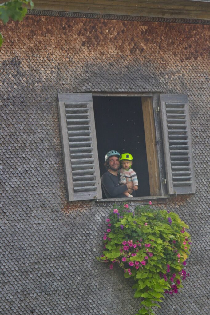 Cyclistes sur un pont au-dessus du Rhin