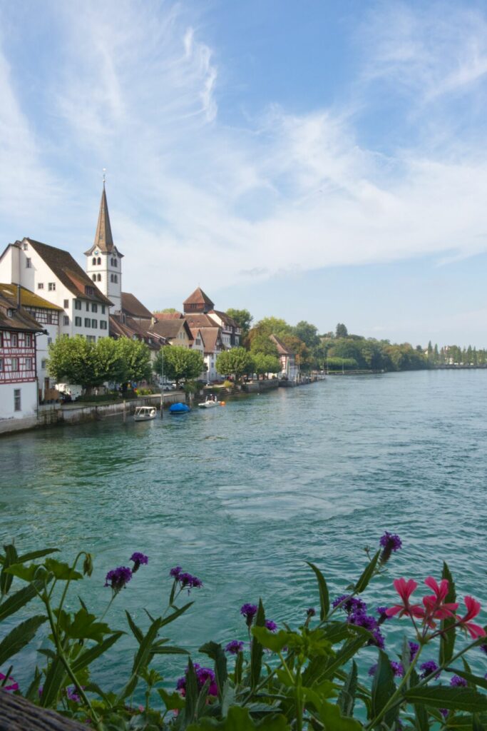 Vue sur le Rhin entre Suisse et Allemagne
