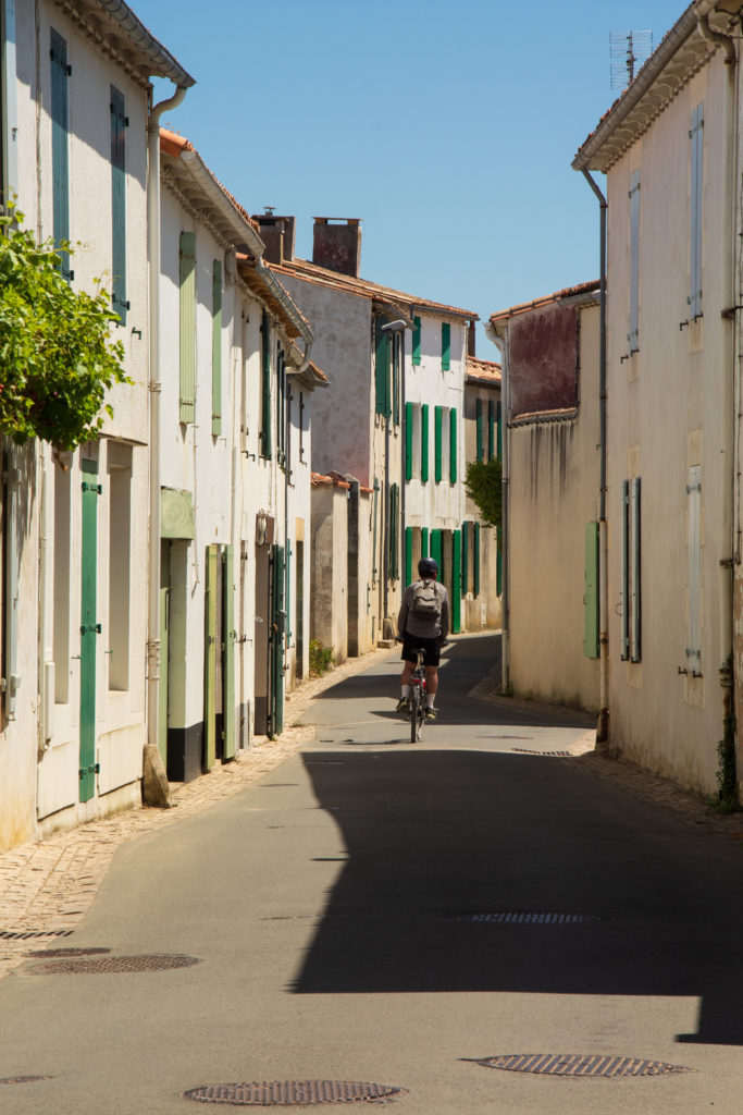 A vélo dans une petite rue sur l'île de Ré