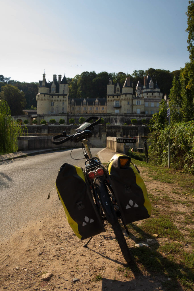 Vélo de voyage devant le château d'Ussé