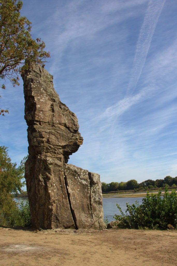 La pierre Bécherelle sur l'itinéraire de la Loire à vélo