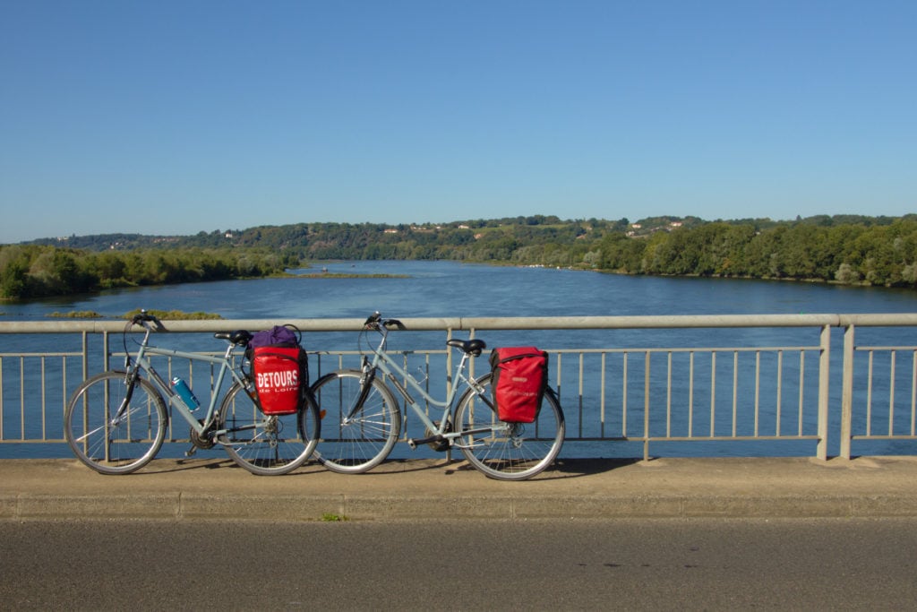 Vélos sur le pont au dessus de la Loire entre Oudan et Champtoceaux
