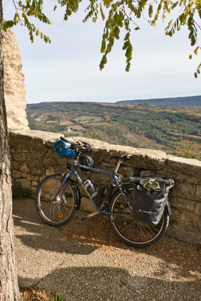 Vélo de voyage dans un village du Lubéron