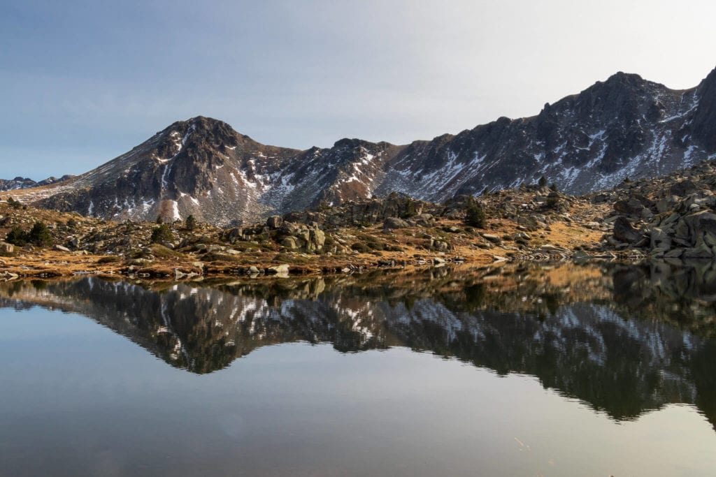 Le reflet parfait de la montagne dans un lac