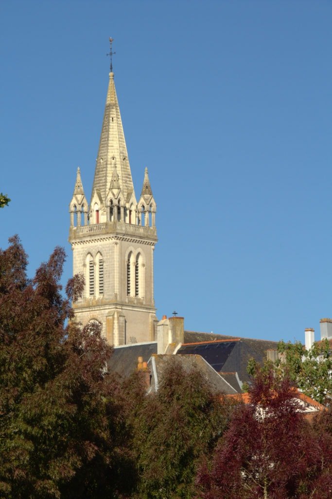 Eglise Saint-Martin d'Oudon depuis l'itinéraire de la Loire à vélo