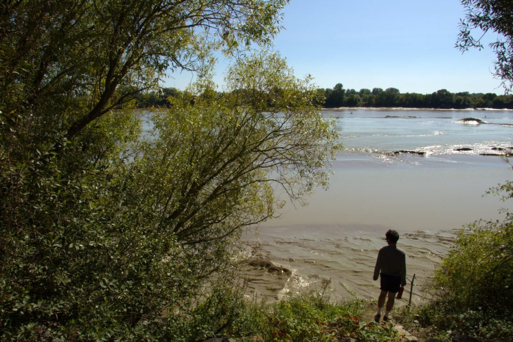 Les pieds dans la Loire au bord de l'itinéraire de la Loire à vélo