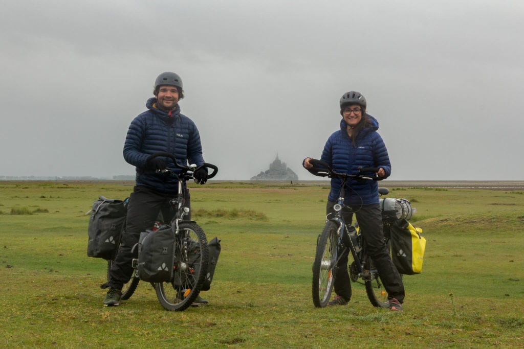 Cyclovoyageurs devant le Mont Saint Michel sur la pointe de la Roche Torin