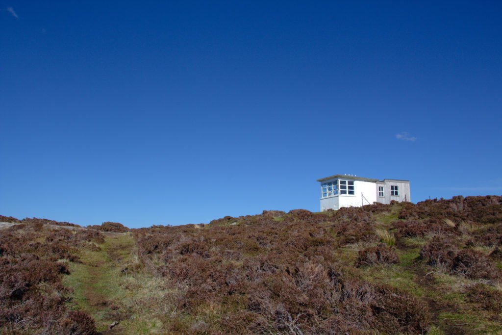Arrivée à la cabane d'observation au bout de la randonnée Rhuba Hunish sur l'île de Skye