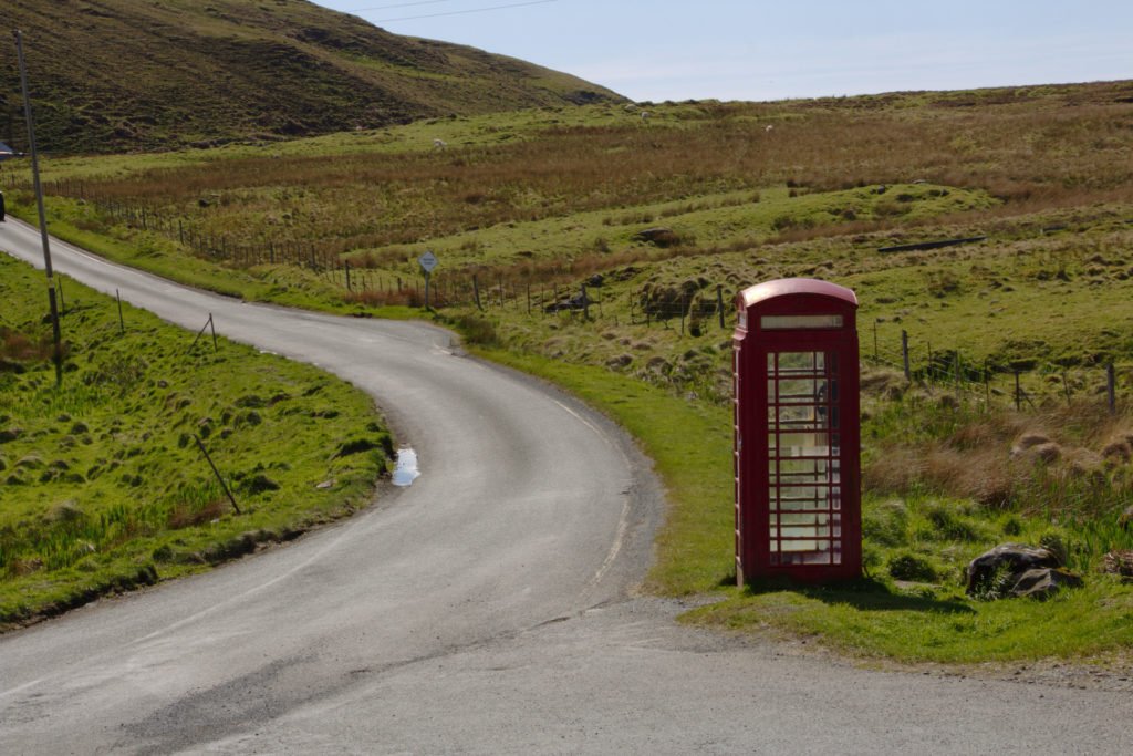 Cabine téléphonique sur l'île de Skye indiquant le départ de la randonnée Rubha Hunish
