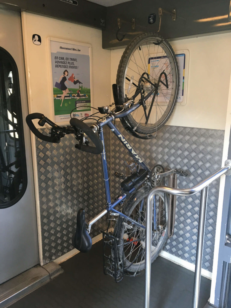Un vélo dans l'espace vélo du TER sur la ligne Orléans-Paris