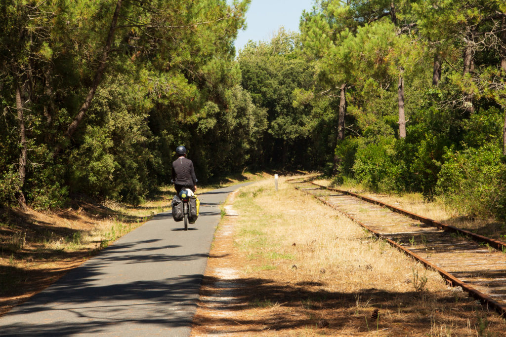 La Vélodyssée au bord d'une ancienne voie ferrée en Gironde